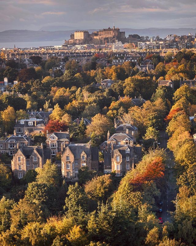 #Edinburgh has 7 amazing hills to choose from for a city stroll 👣 What do you think of the view from the top of this one?! 😍🙌 

📍 Blackford Hill, <a href="/edinburgh/">Edinburgh</a> 📷 IG/snapsbyshirin #RespectProtectEnjoy