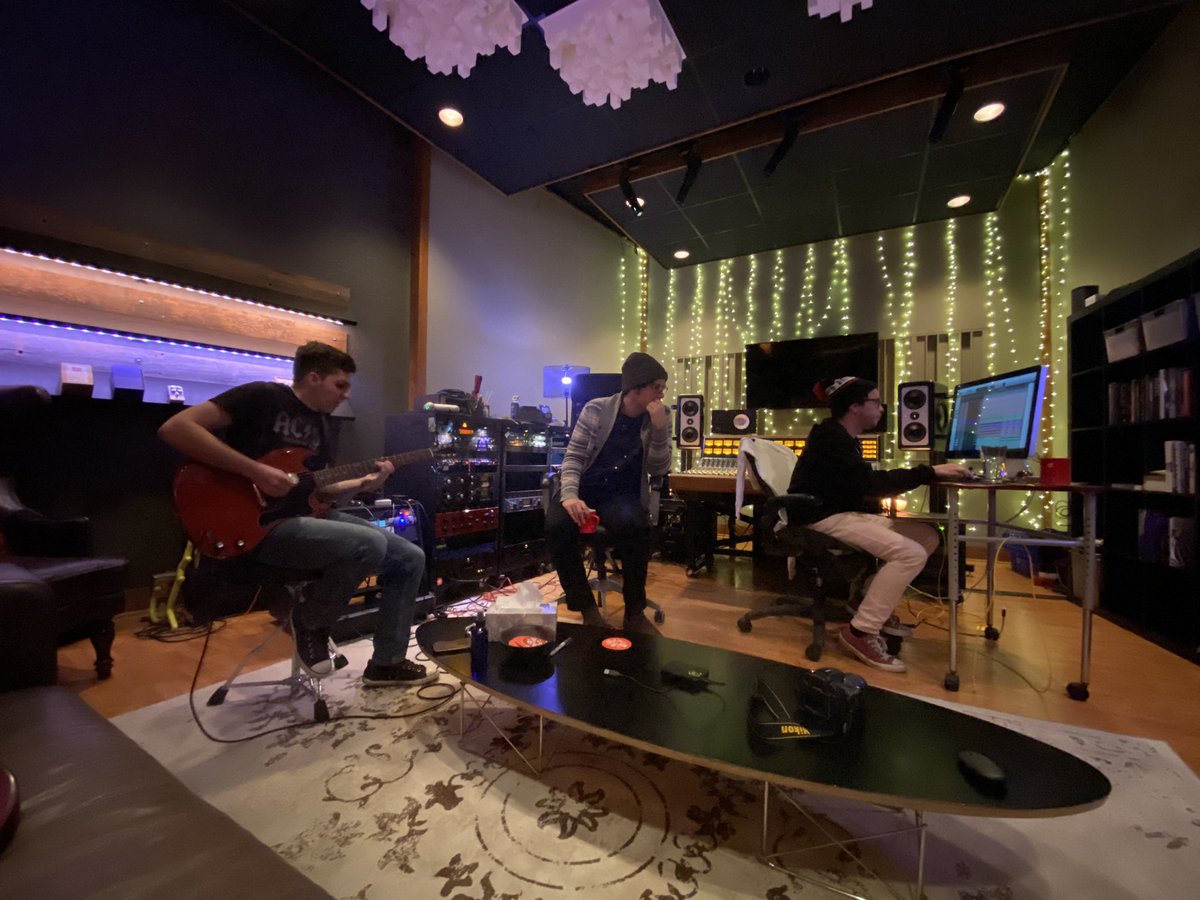 Petes_Diary's tweet photo. Day 3 in the studio and @petedank’s guitars are on🔥🔥
#PD3⚡️ EP Spring 2022 🎸🥁🎤
@trapperschoepp #wireandvice https://t.co/CO0nicvOD9