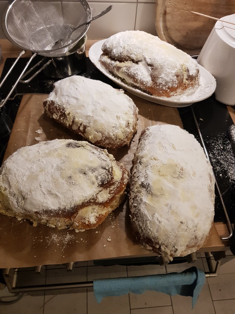 SPARQLCRMSUPPE's tweet photo. Heute am freien Tag statt #1lib1nearby-Verbindlichkeiten feel-good-#Stollen gebacken, denn der beste kommt bekanntermaßen aus #Leipzig☝️. Aber immerhin nach diesem Rezept von 1855 @SLUBdresden. #Striezel #Hefekoloss #Stollenmonstrosität
https://t.co/EUDfmHmOpV https://t.co/cgSoKGYgMn