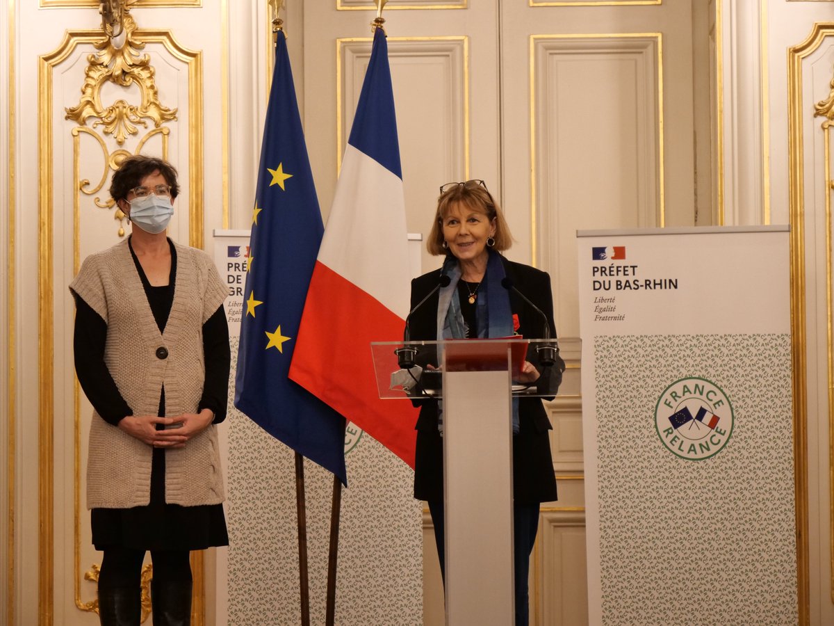 Prefet67's tweet photo. #COVID19 Josiane Chevalier, préfète du #BasRhin, a remis 7 insignes de chevalier de la Légion d’Honneur et 1 insigne de chevalier de l’ordre national du Mérite aux personnels soignants des Hôpitaux Universitaires de #Strasbourg (HUS). 1/2 https://t.co/9UTmY1qZNH