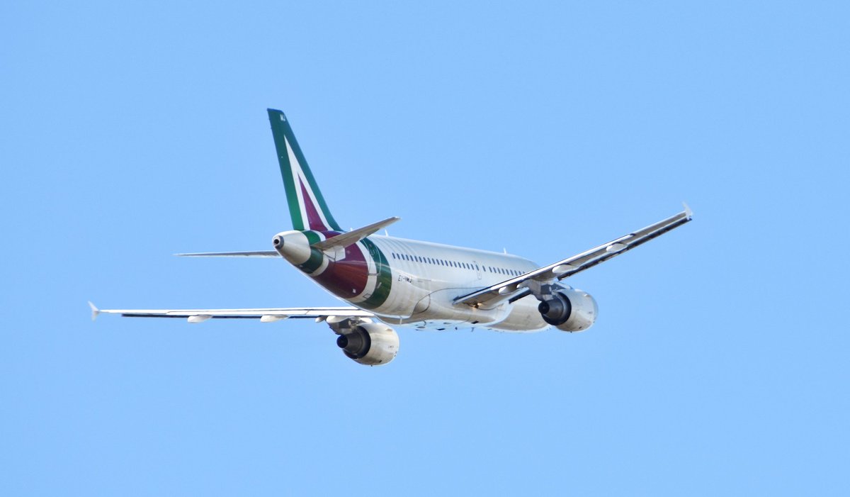 Hoy tuve la suerte de ver en <a href="/aeroVLC/">Aeropuerto Valencia</a> <a href="/VLCmovements/">VLCmovements</a>   por última vez esta hermosa 🥰 librea que me trajo a Europa 🇪🇺 hace 20 años y que tantos inmigrant@s ha traído y llevado a Sudamérica #graziemille <a href="/Alitalia/">Alitalia</a> #arrivederchi #motogp #avgeeks #aviationphotography #aviationdaily