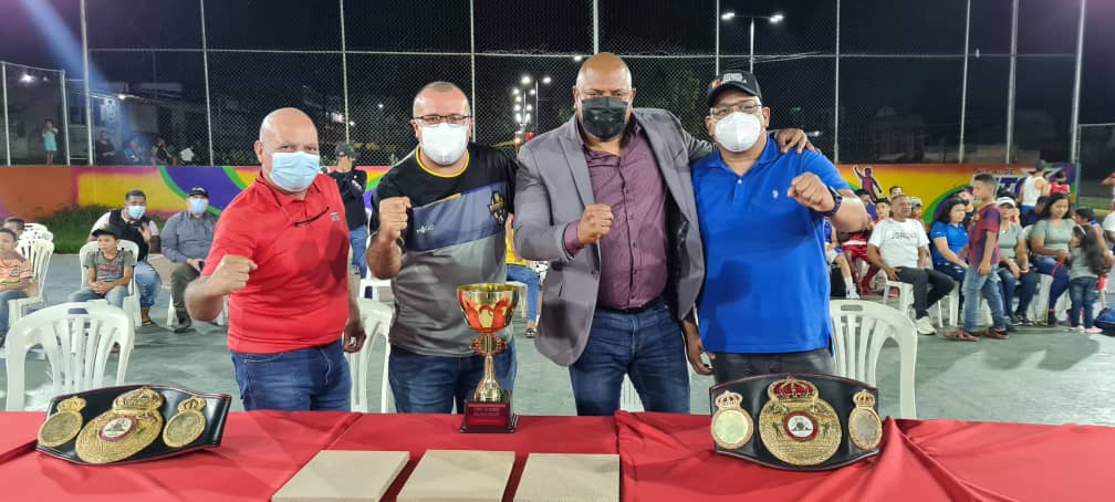 RQuiaraguaPsuv's tweet photo. #15Nov| Bolívar tiene con qué, qué viva el deporte. El fin de semana compartimos con grandes glorias del boxeo en Ciudad Guayana, una actividad que contó con la presencia de nuestros candidatos. Nosotros venceremos. @PartidoPSUV @NicolasMaduro @amarcanopsuv @OviedoPSUV #CubaVive https://t.co/yfRB7pwZRJ