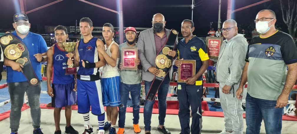 RQuiaraguaPsuv's tweet photo. #15Nov| Bolívar tiene con qué, qué viva el deporte. El fin de semana compartimos con grandes glorias del boxeo en Ciudad Guayana, una actividad que contó con la presencia de nuestros candidatos. Nosotros venceremos. @PartidoPSUV @NicolasMaduro @amarcanopsuv @OviedoPSUV #CubaVive https://t.co/yfRB7pwZRJ