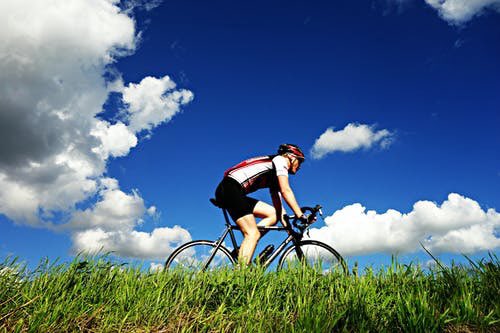 La position penchée des #cyclistes, n’incurve nullement la colonne vertébrale. Cette position est le déclenchement de l’action #musculaire, pédaler permet justement de dessiner les muscles.