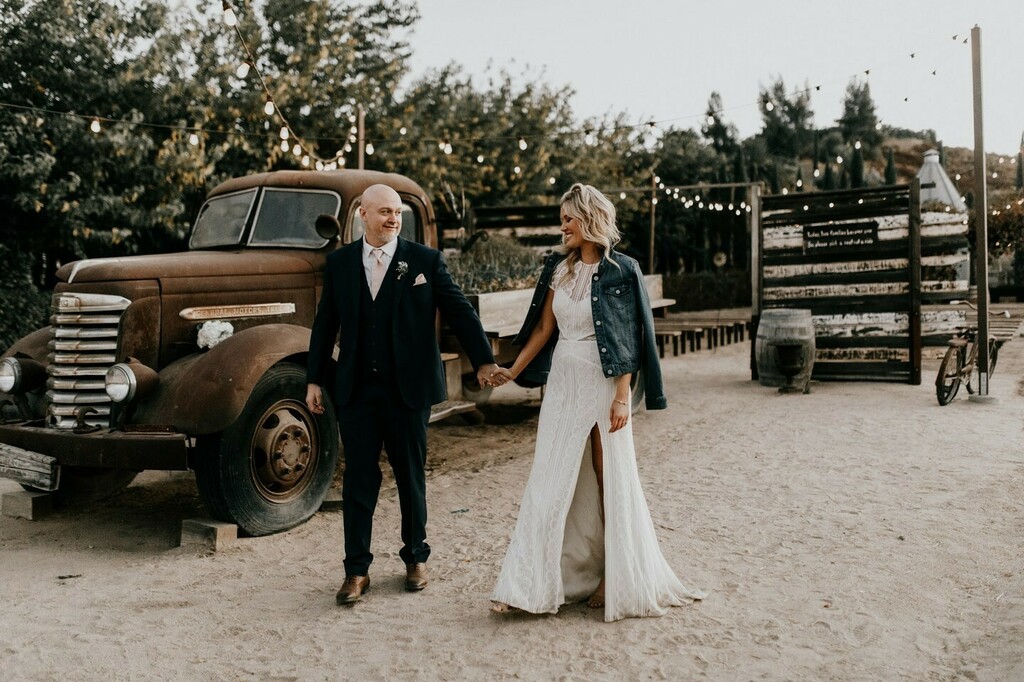 InTheDetailsWed's tweet photo. Jean jackets are one of our favorite trends - Is this a trend you are participating in? 💙
- 
Photo: @AstrayPhoto
Venue: @PeltzerWeddings 
Beauty: @BeautyBeSpoken 
.
.
.
.
.
#sandiegowedding #temeculawedding #weddinggoals #weddingvibes #weddinginspo #… https://t.co/dXbhrRnS6W https://t.co/dqwZayY8IV
