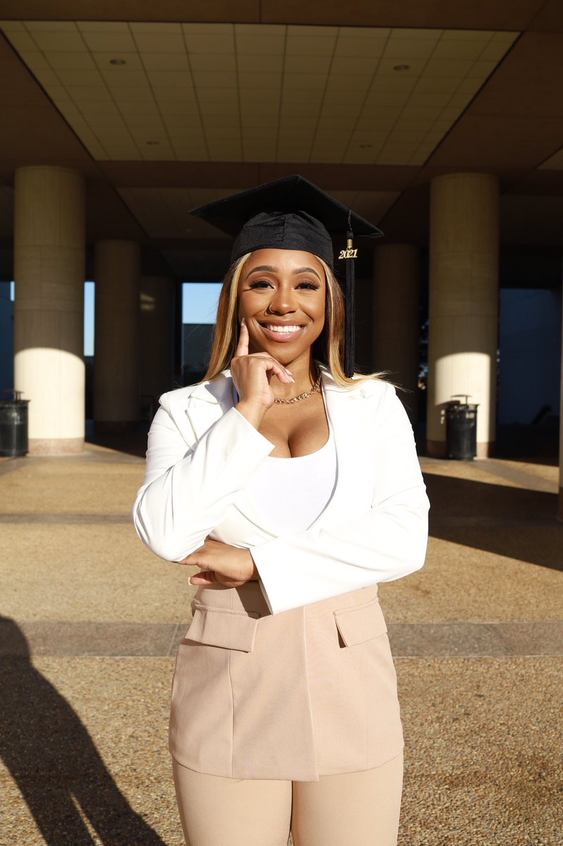 YakiraIvy_'s tweet photo. First generation college student and look at how I ate that.
B.S in Biology ๐งช
Texas State University
December 11th at 2pm ๐ https://t.co/mXcg71a7tQ