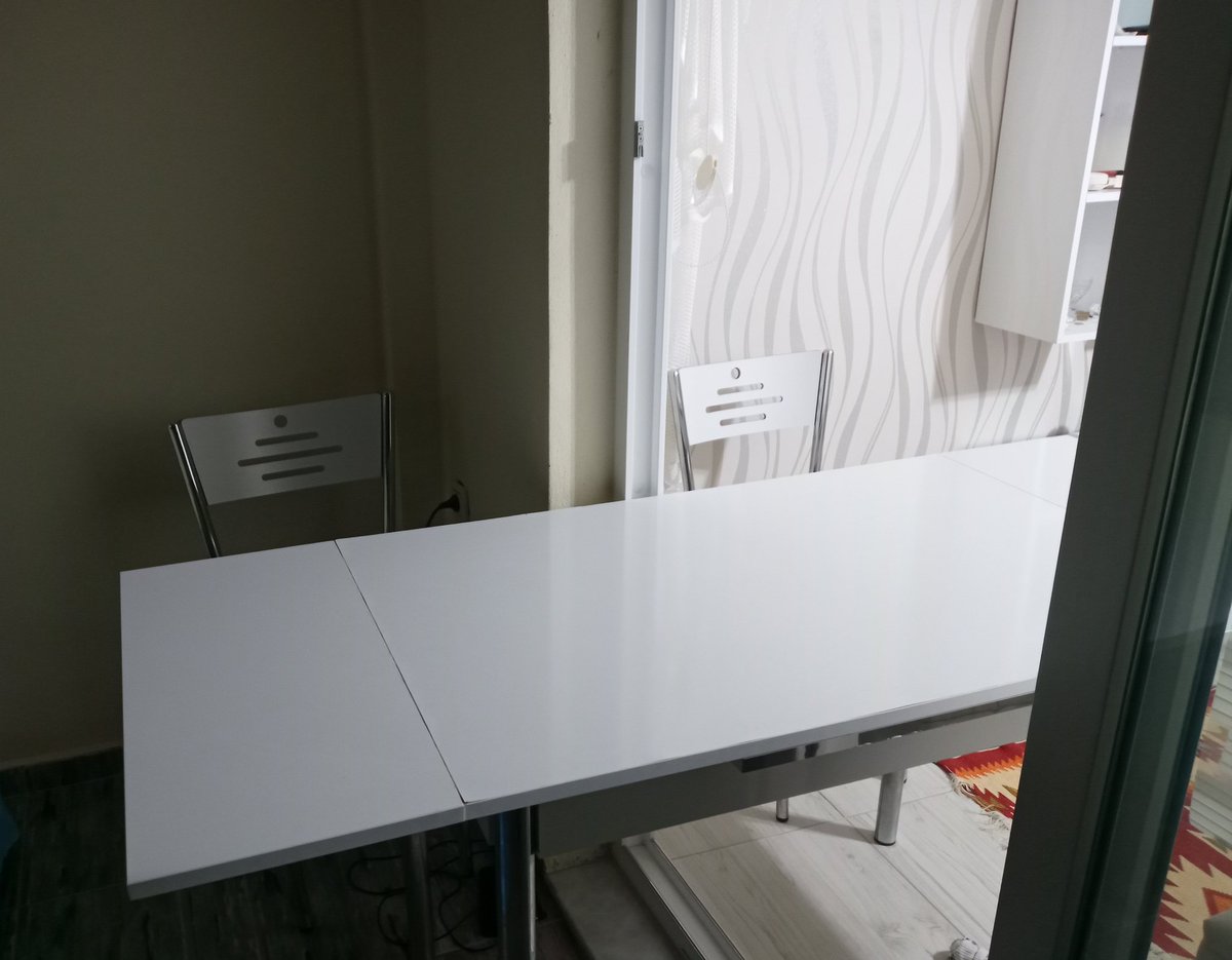 Ev arkadaşımla masa balkonda mı yoksa oda da mı olsun diye tartışmışızdır