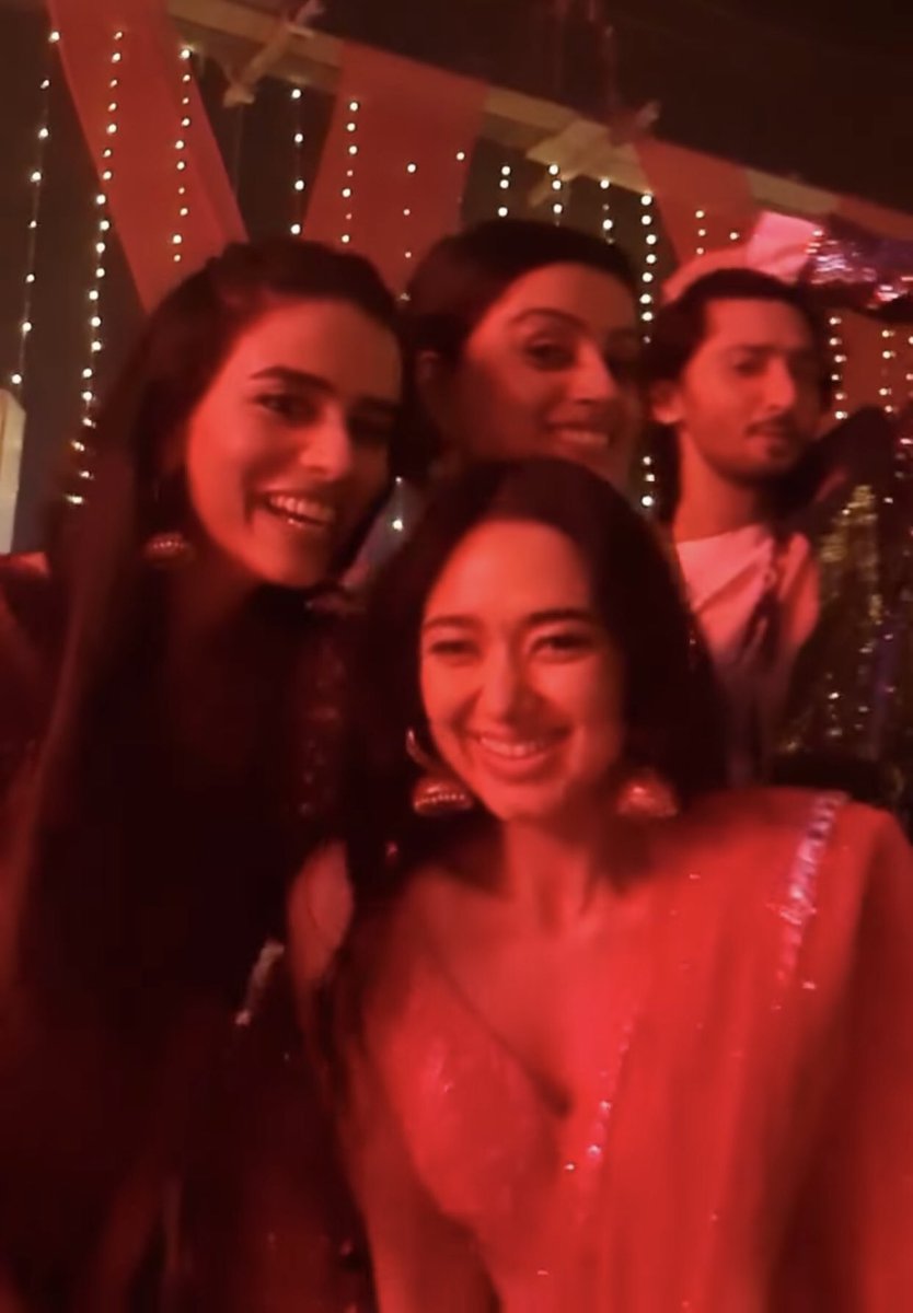 squad_d3's tweet photo. Blurry but worth it. 🧡 #sidsa #kunalkarankapoor #diljotchhabra #kudil #dinal #zdmn #Ziddidilmaanena
@DiljotChhabra @kunalkkapoor https://t.co/MRvPA3Dqn8