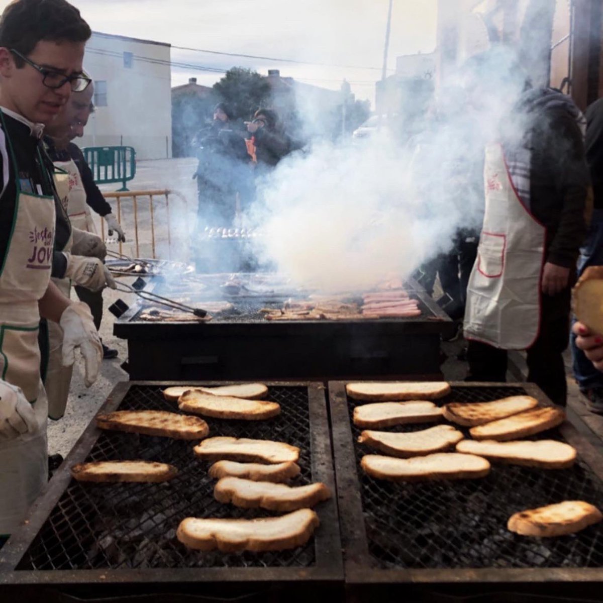 coopvilarodona's tweet photo. Aquest diumenge 21 de novembre celebrem el 25è aniversari de la festa del #ViJove. Us hi esperem a partir de les 9 del matí! https://t.co/2V1MkprTQO
