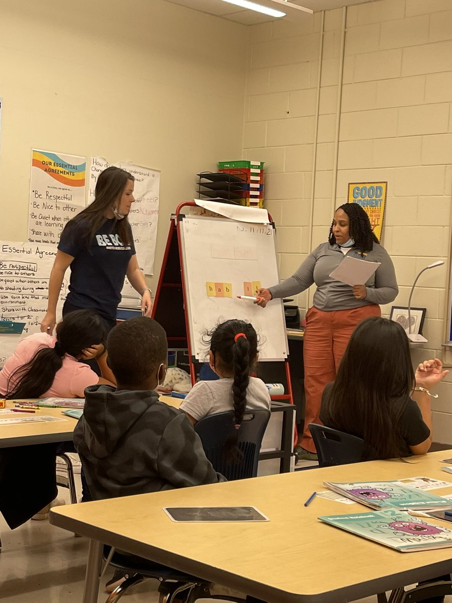DeseriaWalker's tweet photo. FUNdations Demonstration Visit @APSHAES went a little something like this on today! Second Grade implementing FUNdations! #NewConcepts #TrickWords #SkyWriting @DioneDSimon https://t.co/RH5KGngkGn