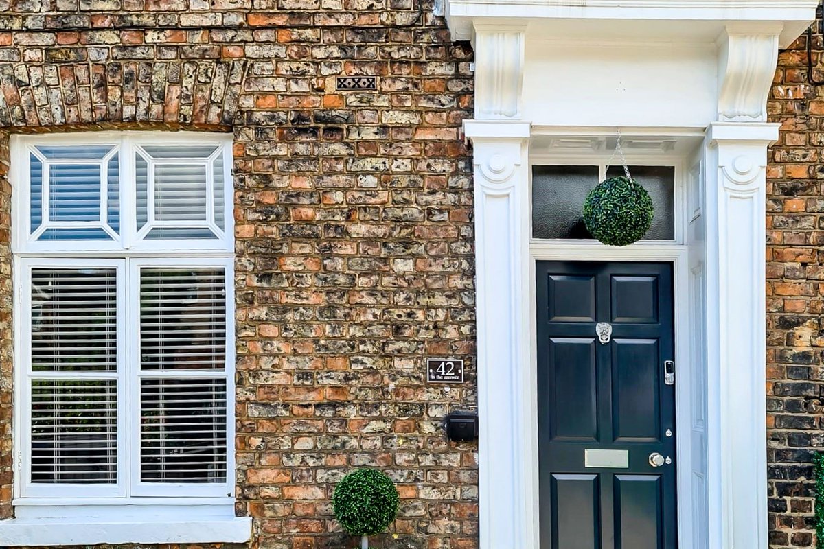 Discover a magical Christmas #getaway at 42 Holgate Road, #York.🎄

After a day enjoying the festivities at St Nicholas #ChristmasFair, cosy up with blankets &amp; toast hot tipples under the stars in the quaint courtyard adorned with fairy lights.

Book here: bit.ly/30vPYju