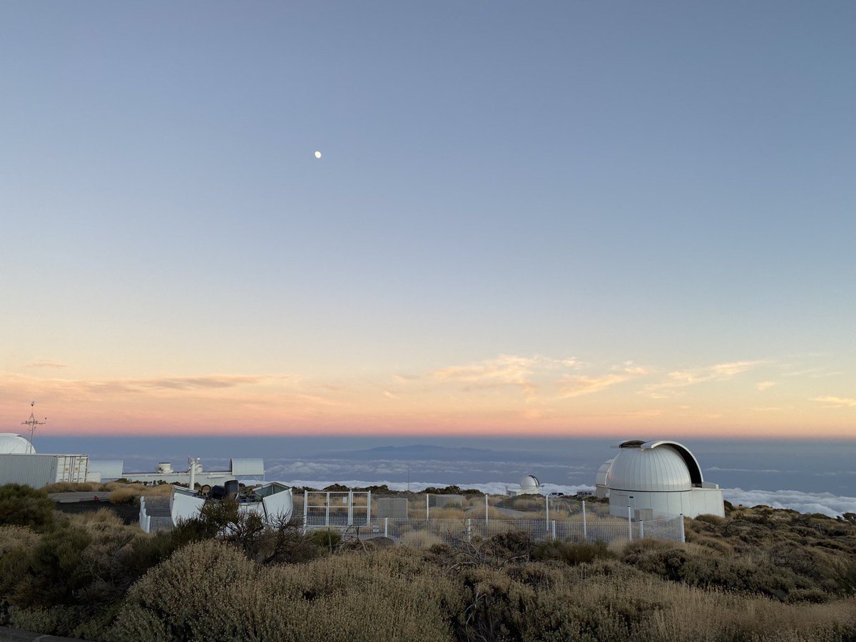 IES_MARINA's tweet photo. Montaje y uso de telescopio en el Observatorio del Teide con Alfred Rosenberg #CosmoLab @IAC_Astrofisica @LaLagunaCEP https://t.co/C0EvBWA6s5