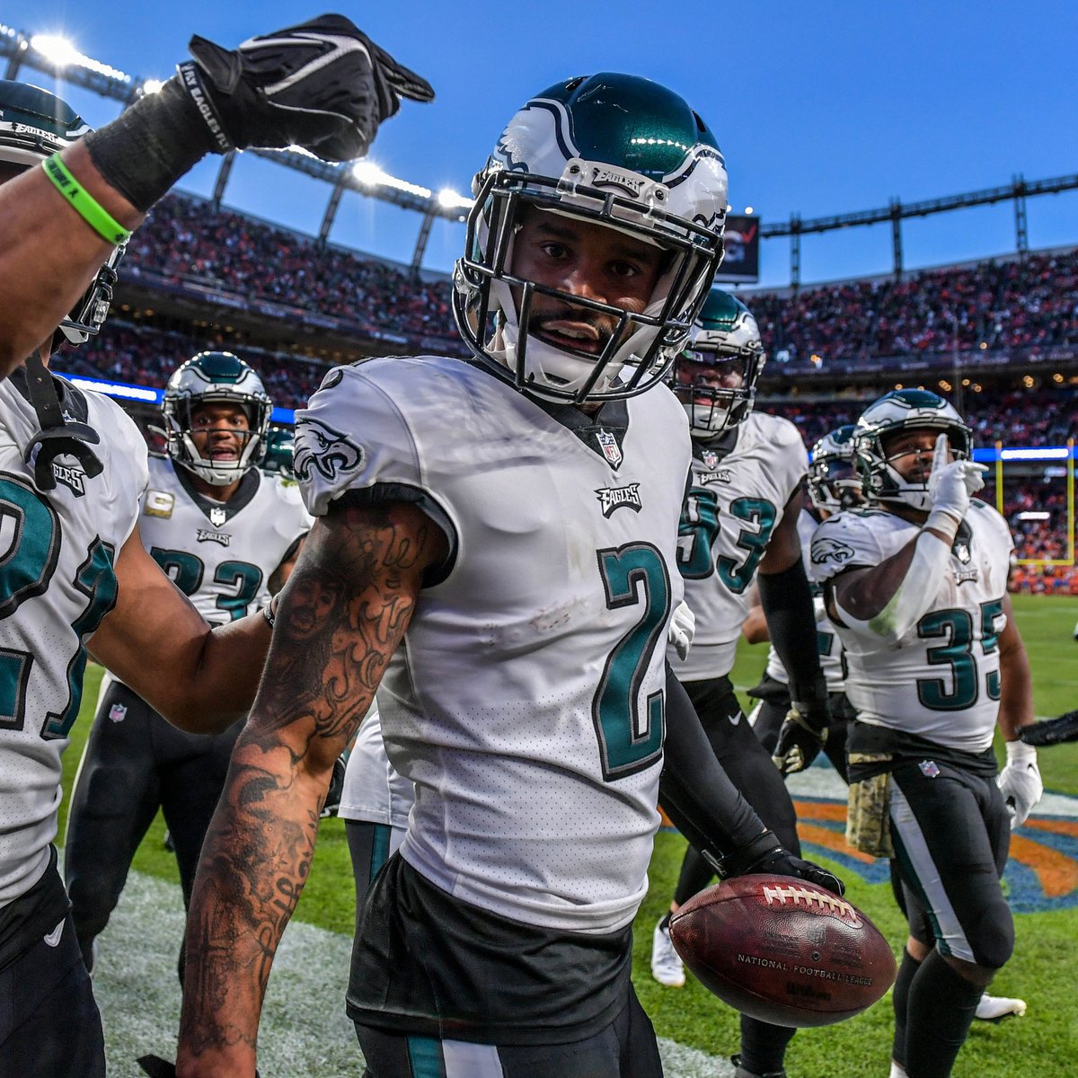 Darius Slay in Week 10:

🔒 2 Targets
🔒 1 Catch allowed
🔒 -2 Yards
🔒 1 Fumble Recovery
🔒 1 TD

(📸 <a href="/Eagles/">Philadelphia Eagles</a>)