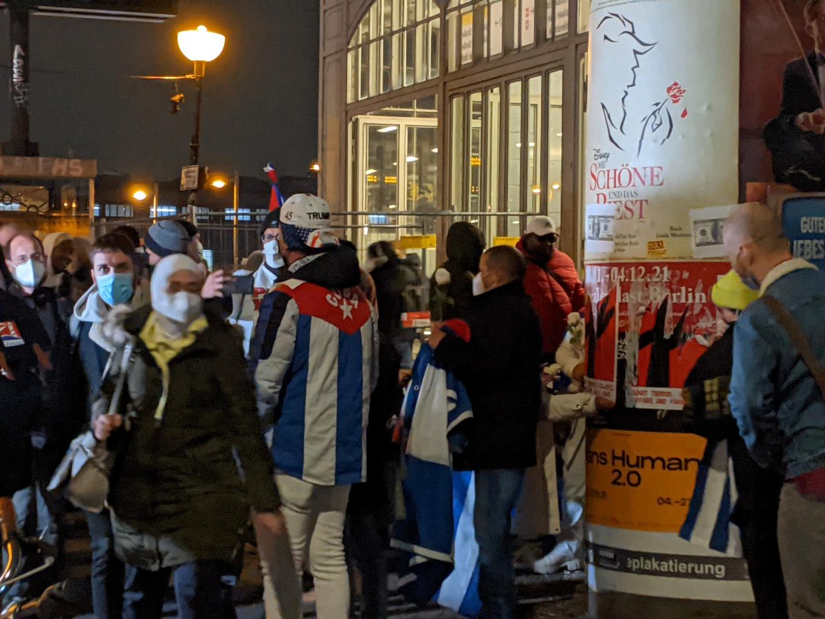 interabend's tweet photo. #Berlin #Fhain #b1511:
Nur ca 30 kamen zum weltweiten #15NCuba Aktionstag der Kontras gegen #Kuba an der #WarschauerStr.
 Entlang ihrer Wegstrecke zur #EastsideGallery wurde „#HandsOffCuba against terror, economic warfare and fake news” plakatiert.
P.S.: 🇨🇺 #CubaEsUnContinente https://t.co/hmCVGP27cU