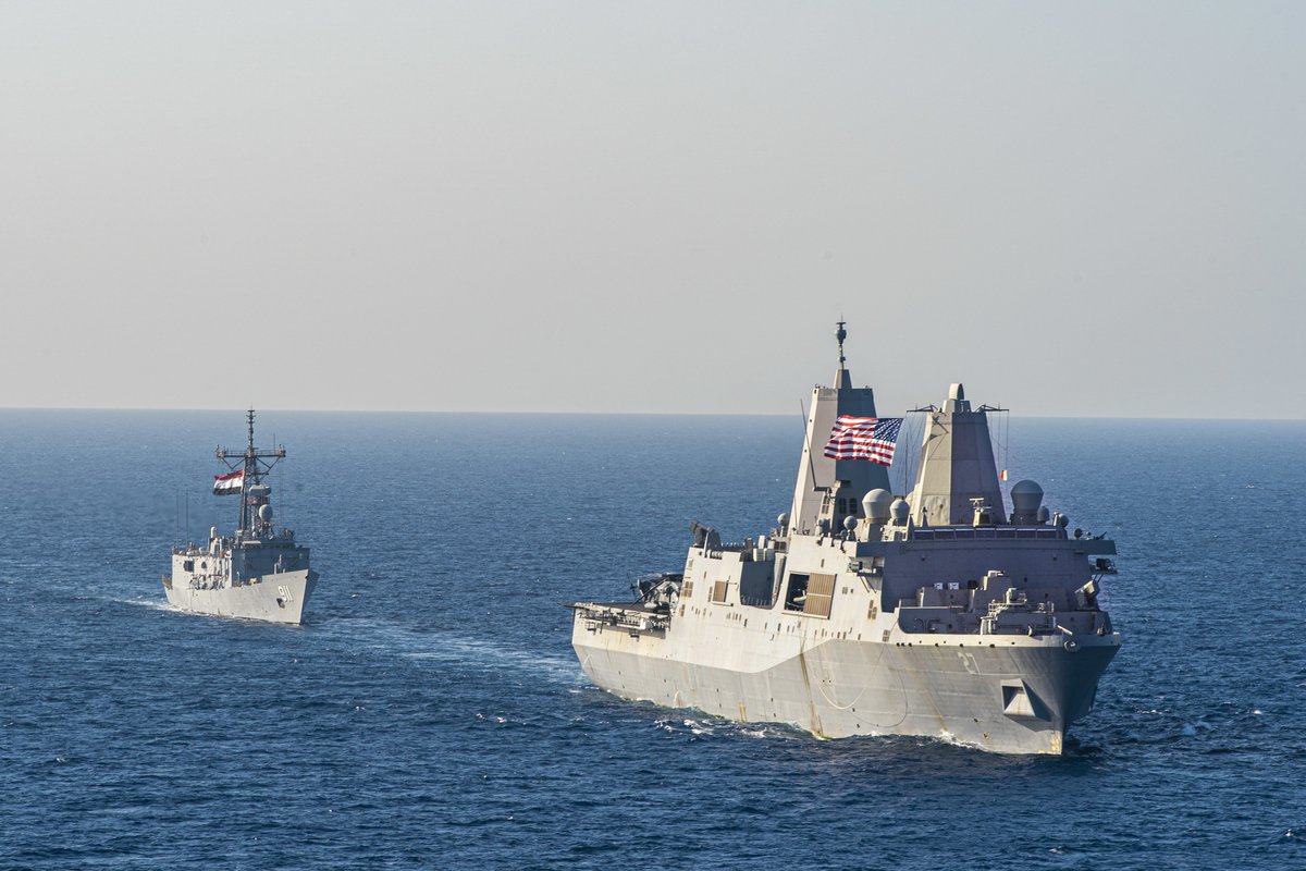 #NavyPartnerships in action 🇺🇸 ⚓ 🇪🇬 

#USSPortland (LPD 27) and the Egyptian frigate Alexandria (F911) conduct a passing exercise as they transit the #RedSea on Oct. 28, 2021.