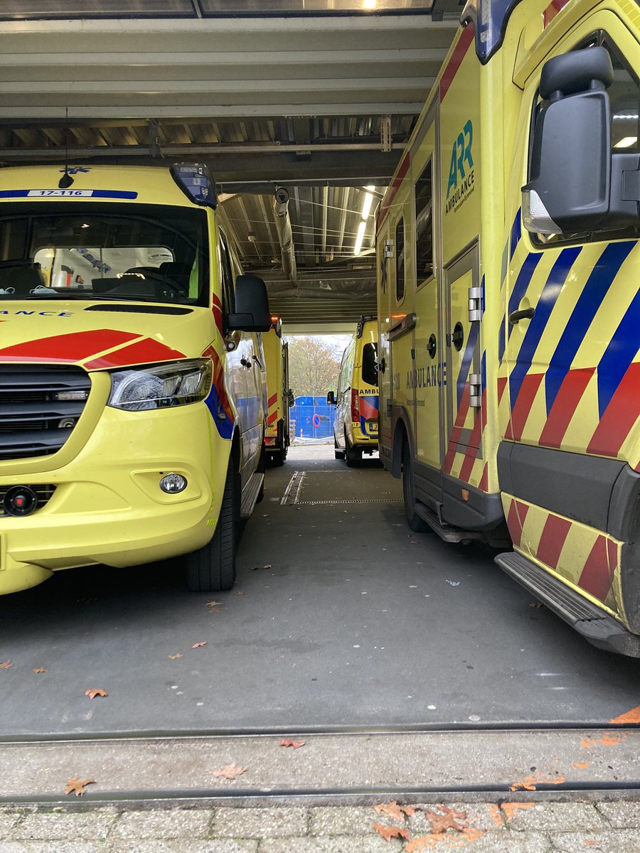 De wachttijden bij de ziekenhuizen lopen op. Vandaag stonden we met vier ambulances in de ambulancehal (patiënt nog achterin) ruim een uur te wachten op een plekje op de SEH. Deze vier ambulances waren dus een uur lang niet beschikbaar voor andere patiënten. #dmvda #zorginfarct