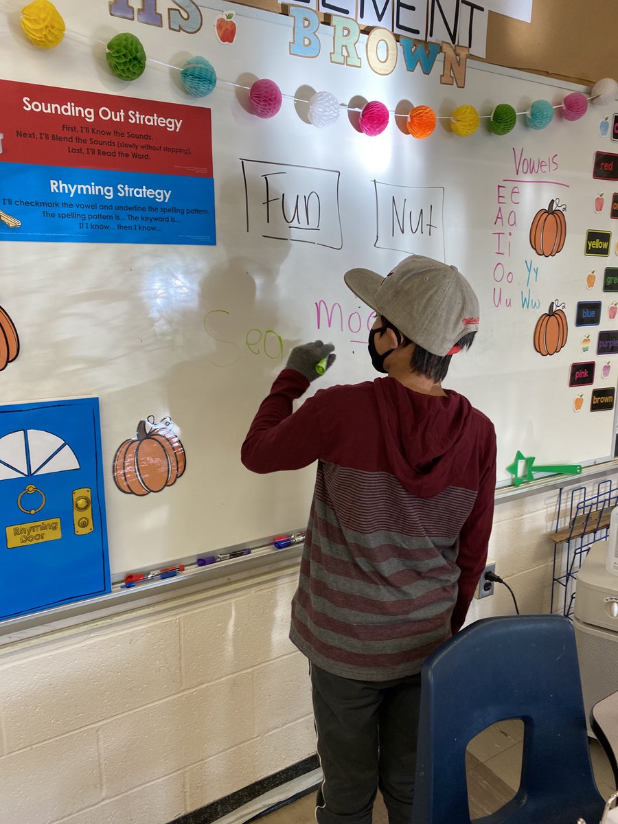 MsBrown_'s tweet photo. When students take learning into their own hands! One of my grade 4’s decided to play around with our new “ea” sound after class! What was once resistance, has turned into inquiry. #MondayMotivation #Literacy 📖💪🏼 https://t.co/0bxgxlQfNP
