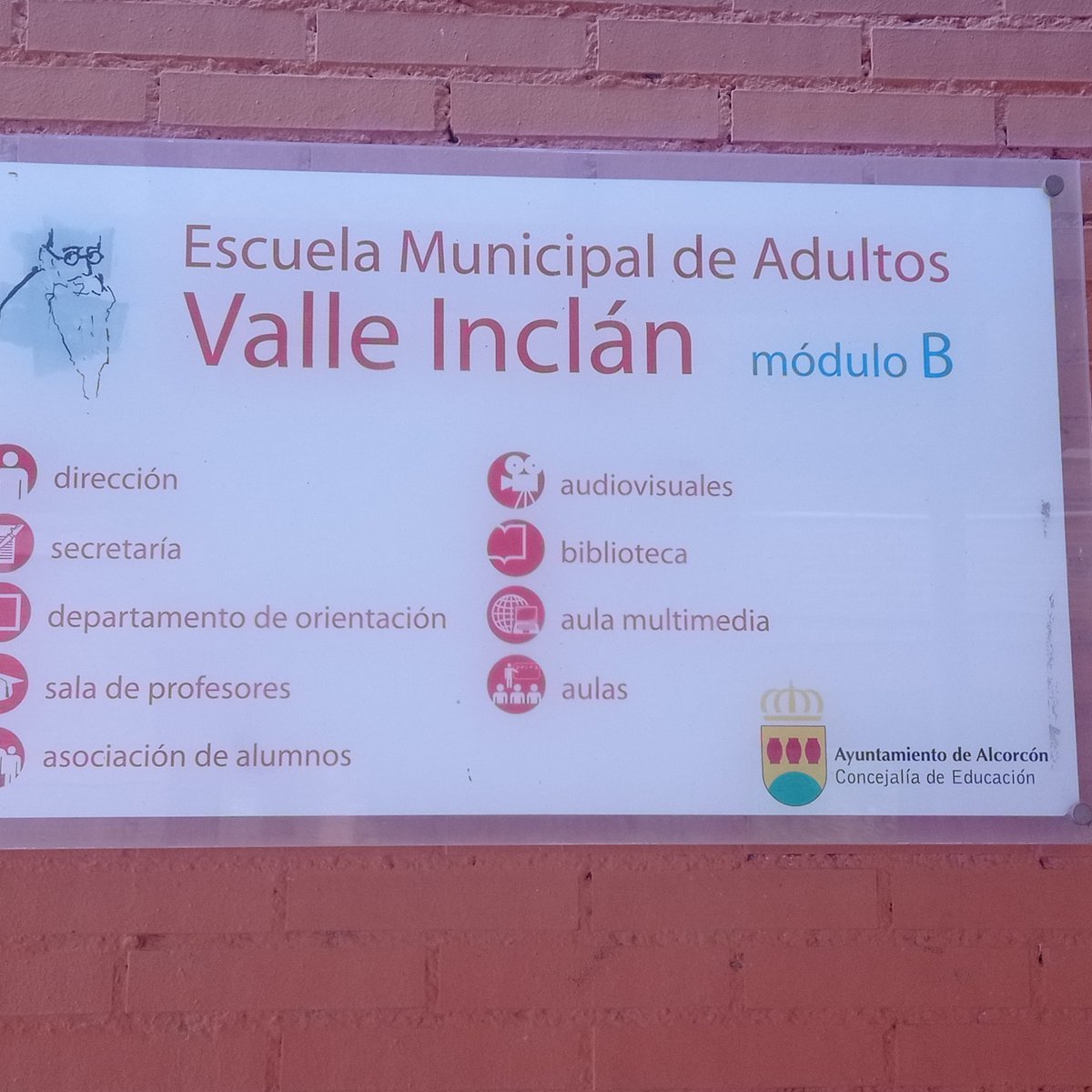 gros73's tweet photo. Buenas tardes @ppalcorcon soy un alumno de la escuela de adultos del municipio  y estoy estudiando la ESO . Quisiera comentarles que desde el principio de curso no tenemos profesores de matemáticas y naturales el @AytoAlcorcon  no nos da respuesta . Un saludo https://t.co/hvZGNa6Q4O