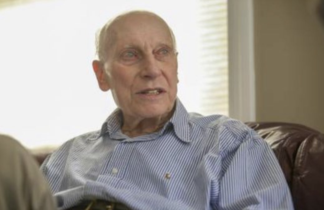 DoctorRenny's tweet photo. Manfred Steiner de 89 años ha logrado obtener el título de doctor en Física, después de 
defender su tesis en la Universidad Brown en  Providence. #noeslaedad https://t.co/lLoA3KGVCR