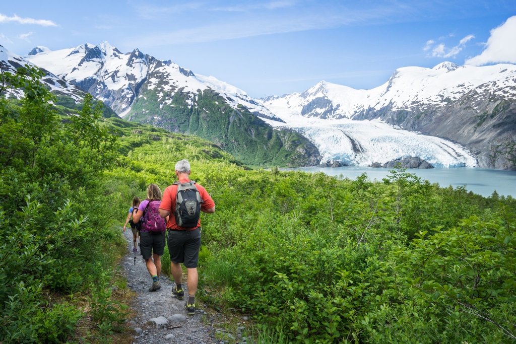 There’s no better backdrop for family bonding than the fresh air and beautiful mountain scenery of Anchorage, Alaska. 

l8r.it/wvj3