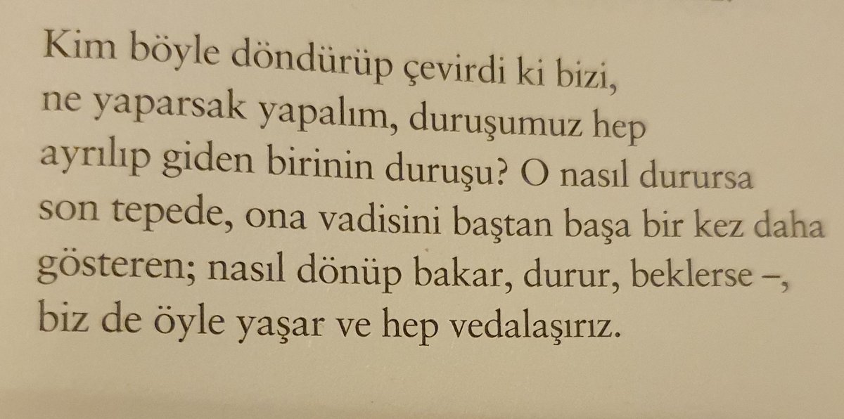 mkemalsayar's tweet photo. 'Ne yaparsak yapalım, duruşumuz hep ayrılıp giden birinin duruşu...
Biz de öyle yaşar ve hep vedalaşırız.'

Rilke. Duino Ağıtları, 8. https://t.co/OM4euDDVlg
