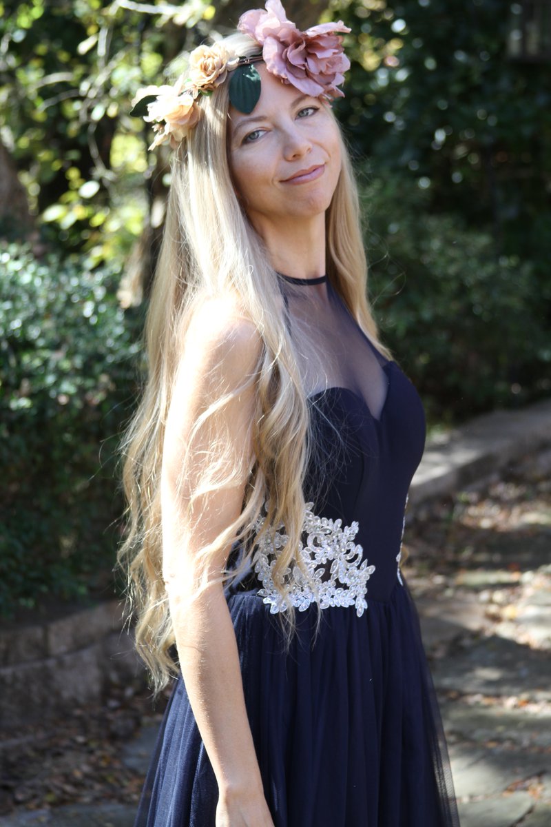 MistyPoseyMusic's tweet photo. Perfectly cool & warm #weather to perform in #Texas right now!🎵🍂One more performance this week & I'm finished for the year🎤#mistyposeymusic #singersongwriter #classsicalcrossover #Celtic #fallflowers https://t.co/v1KE3V9Bcj