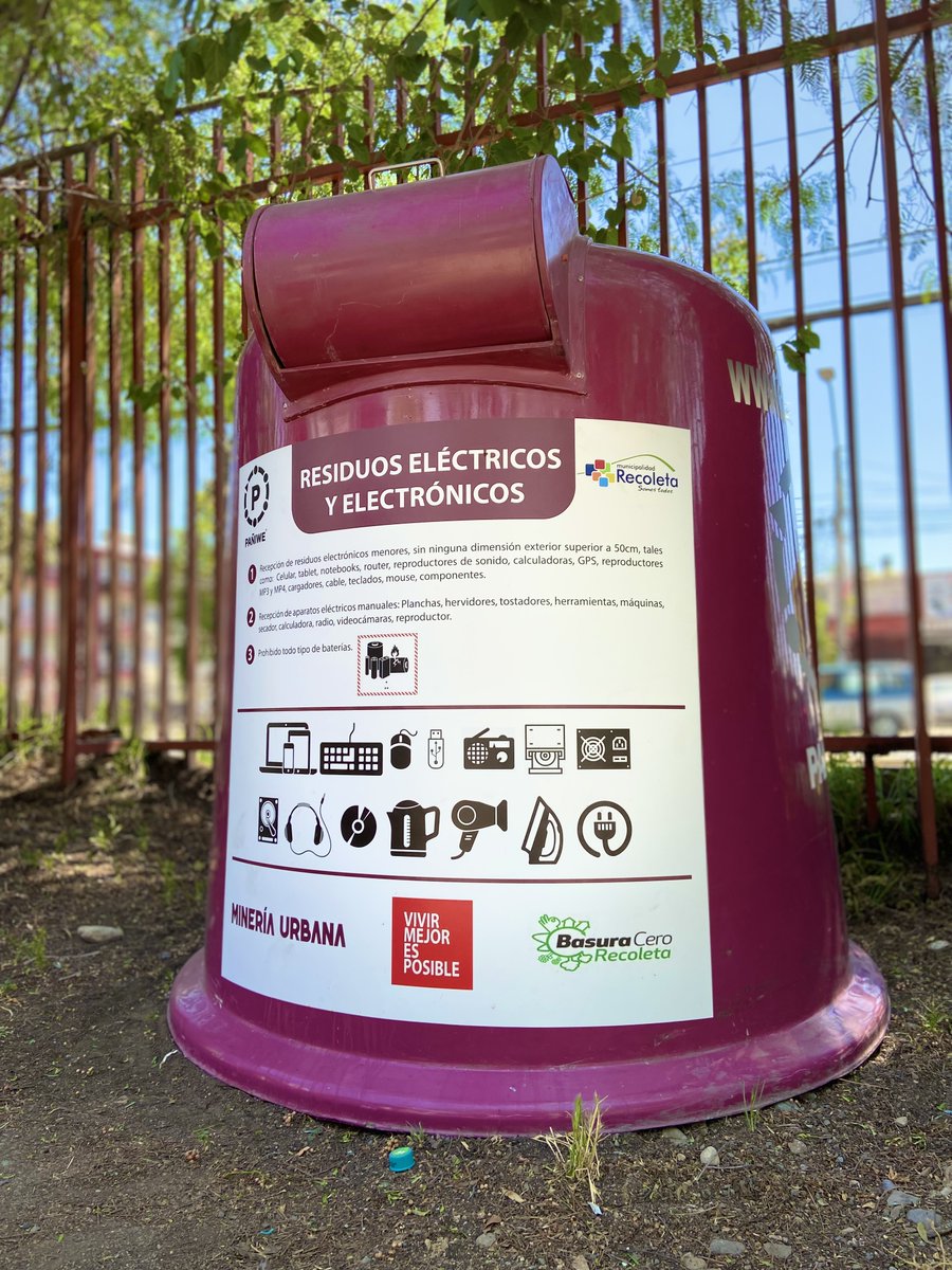 Muni_Recoleta's tweet photo. 🔌🔦El nuevo punto de reciclaje de residuos eléctricos y electrónicos permite deshacernos responsablemente de artefactos en mal estado como celulares, cables o hervidores, mediante un contenedor instalado en Punto Limpio Estadio Recoleta.⚡🎮
*IMPORTANTE: No recibe baterías 🔋 https://t.co/cdXt3TJVHM