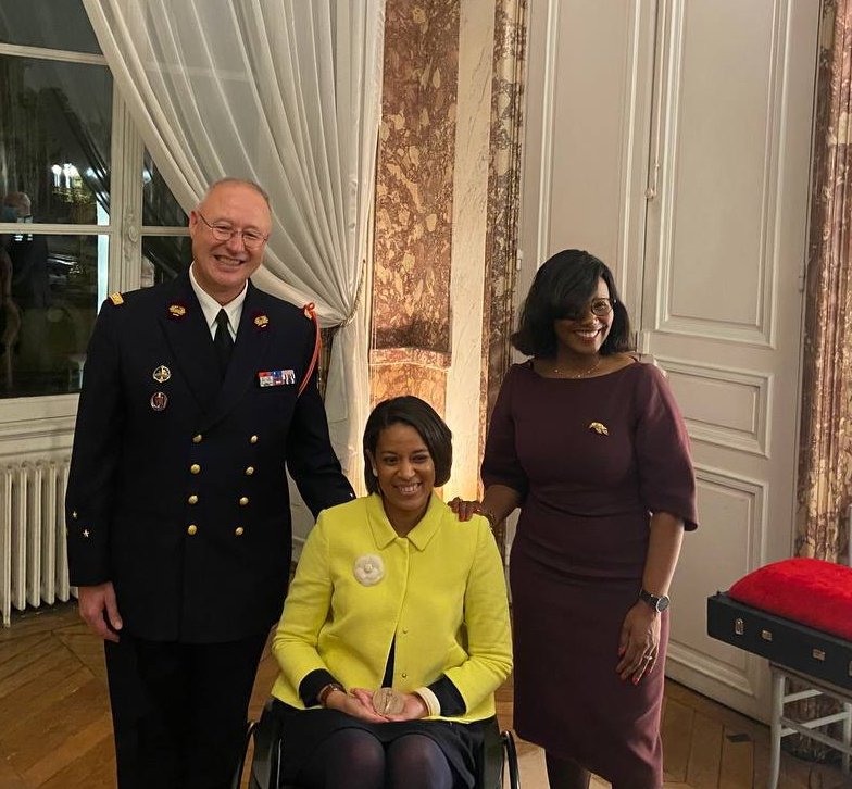 1ElisaMoreno's tweet photo. Hanne-Vanessa Kélébé est une véritable héroïne du quotidien. 

Elle, qui a fait de sa vie un engagement permanent au service des autres et de notre pays, incarne à merveille nos valeurs républicaines.

Très fière de lui remettre ce soir la médaille de l’Égalité 👏🏾 https://t.co/alI1LZEtvd