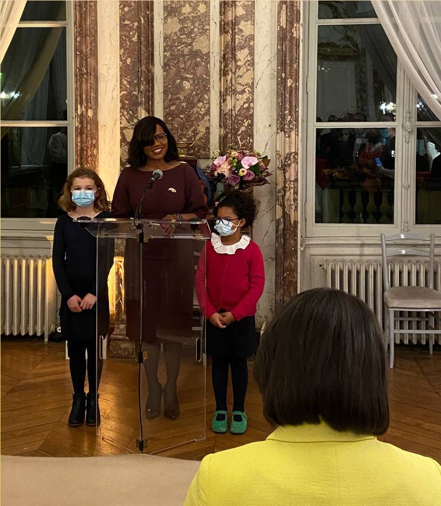 1ElisaMoreno's tweet photo. Hanne-Vanessa Kélébé est une véritable héroïne du quotidien. 

Elle, qui a fait de sa vie un engagement permanent au service des autres et de notre pays, incarne à merveille nos valeurs républicaines.

Très fière de lui remettre ce soir la médaille de l’Égalité 👏🏾 https://t.co/alI1LZEtvd
