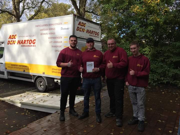 GeefhetDordt's tweet photo. Afgelopen week hebben wij van ABC Den Hartog Verhuizingen hulp gehad. Deze sterke mannen hebben heel snel de meubels ingeladen voor een complete inboedel en ter plaatse weer uitgeladen. Bedankt voor de hulp, toppers! https://t.co/KHeJrcW5fq