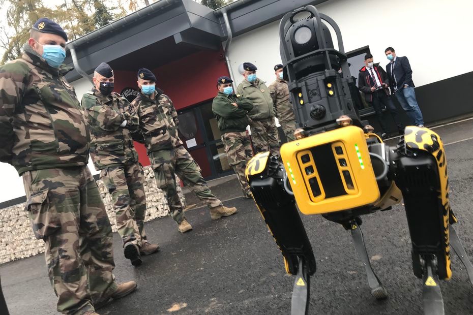 FuscoAir's tweet photo. Expérimentation de surveillance robotique sur la #BA133 de Nancy avec le chien-robot de l’Ecole des #Mines ce jour. L’innovation est bien dans notre ADN d’aviateurs ! Il mange moins de croquettes qu’un vrai et ne ramène pas encore la baballe mais bientôt pourquoi pas ! #BFSA https://t.co/sb44kCqUjI