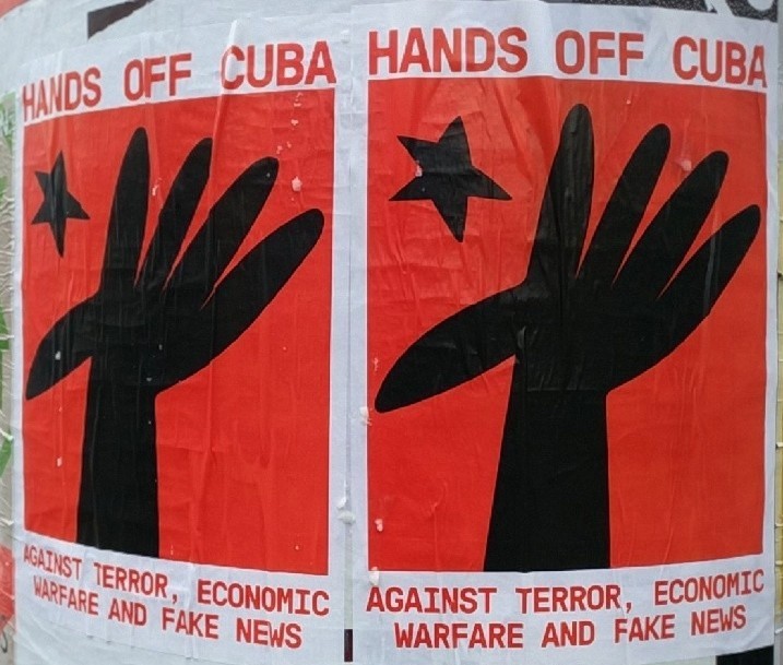 interabend's tweet photo. #Berlin #Fhain #b1511:
Only ca 30 came to the worldwide #15NCuba action day by the contras against #Cuba at #WarschauerStr.
Along their route to the #EastsideGallery posters were pasted with "#HandsOffCuba against terror, economic warfare and fake news".
PS: 🇨🇺#CubaEsUnContinente https://t.co/N4ht8ynwBC