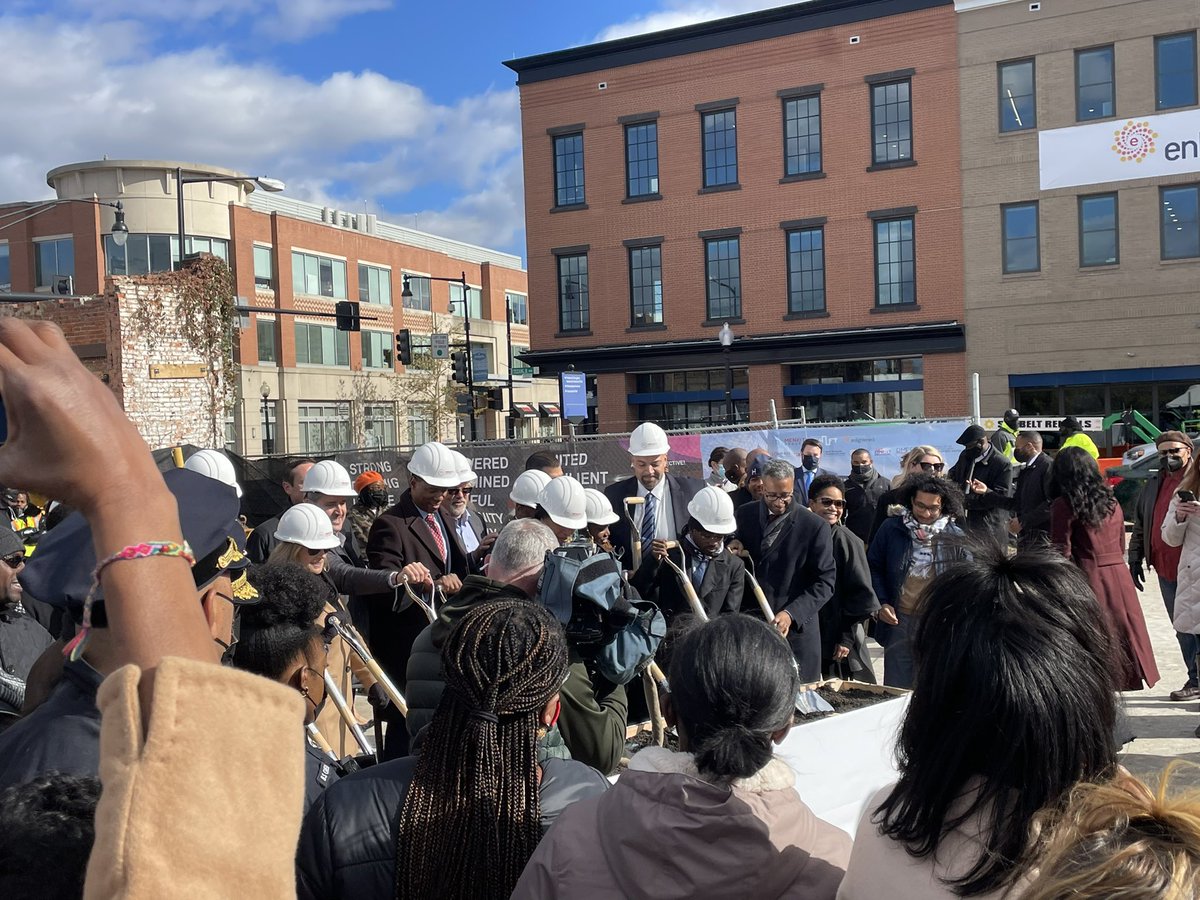 juliaroberson's tweet photo. #MLKgateway ribbon cutting in #Anacostia today! With @AnacostiaBID @LaTashaGunnels @Greta4Ward8 @lindagreene 😍 https://t.co/X55rdN2Agt