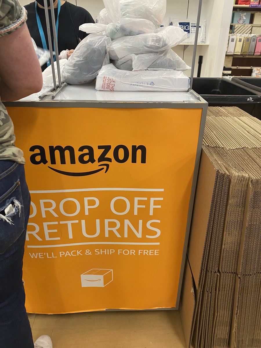 MikeAshmore's tweet photo. @JeffBezos I went with my wife to return items we purchased, which weren’t the right fit. We appreciate being able to do returns so easily. However, the employee has to put each item in a new plastic bag. This seems to be the opposite of what Amazon is about. #dobetter https://t.co/5ypwH9FprZ