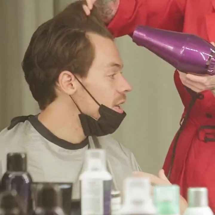o trabalho dos sonhos é pintar as unhas e arrumar o cabelo do harry