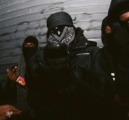Kulturlesite_'s tweet photo. 🚨ZIAK réalise 8771 ventes en 3 jours, avec son premier album « Akimbo » !

L’un des meilleurs démarrages en mid-week de 2021. https://t.co/LHHYKxGuSP