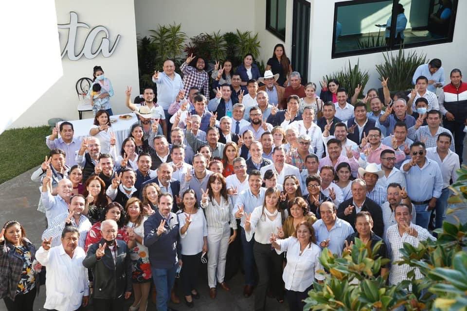 EdwinMoraMX's tweet photo. Mi felicitación  para la nueva dirigencia del PAN Puebla que encabezarán Augusta Díaz de Rivera y Marcos Castro.
Que gusto coincidir en este proyecto con amigos de muchos años, ¡con reconstrucción y unidad podemos Todo! 🎽.#UnidosPodemosTodo https://t.co/rmlRxUqN6j