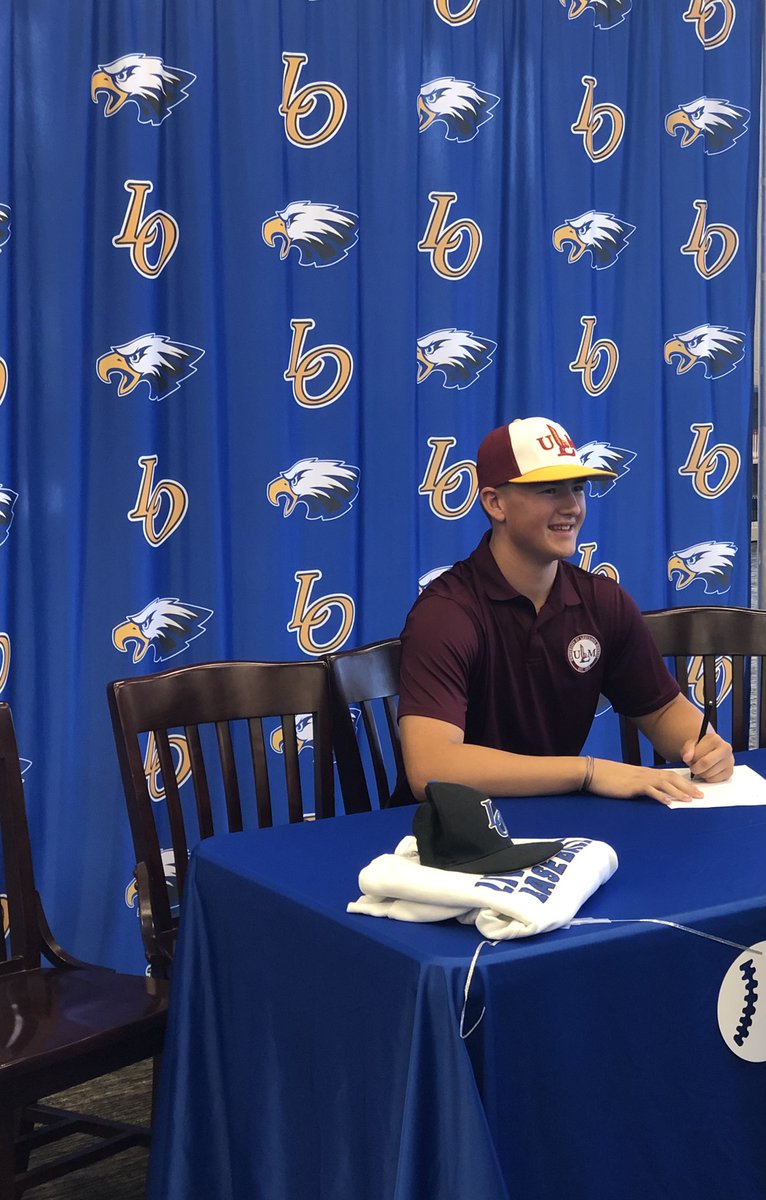 LiveOakBsB1's tweet photo. Congratulations to senior LHP @tannerrobertss1 for signing his NLI to ULM! @ULM_BSB https://t.co/izNqg5GdHu