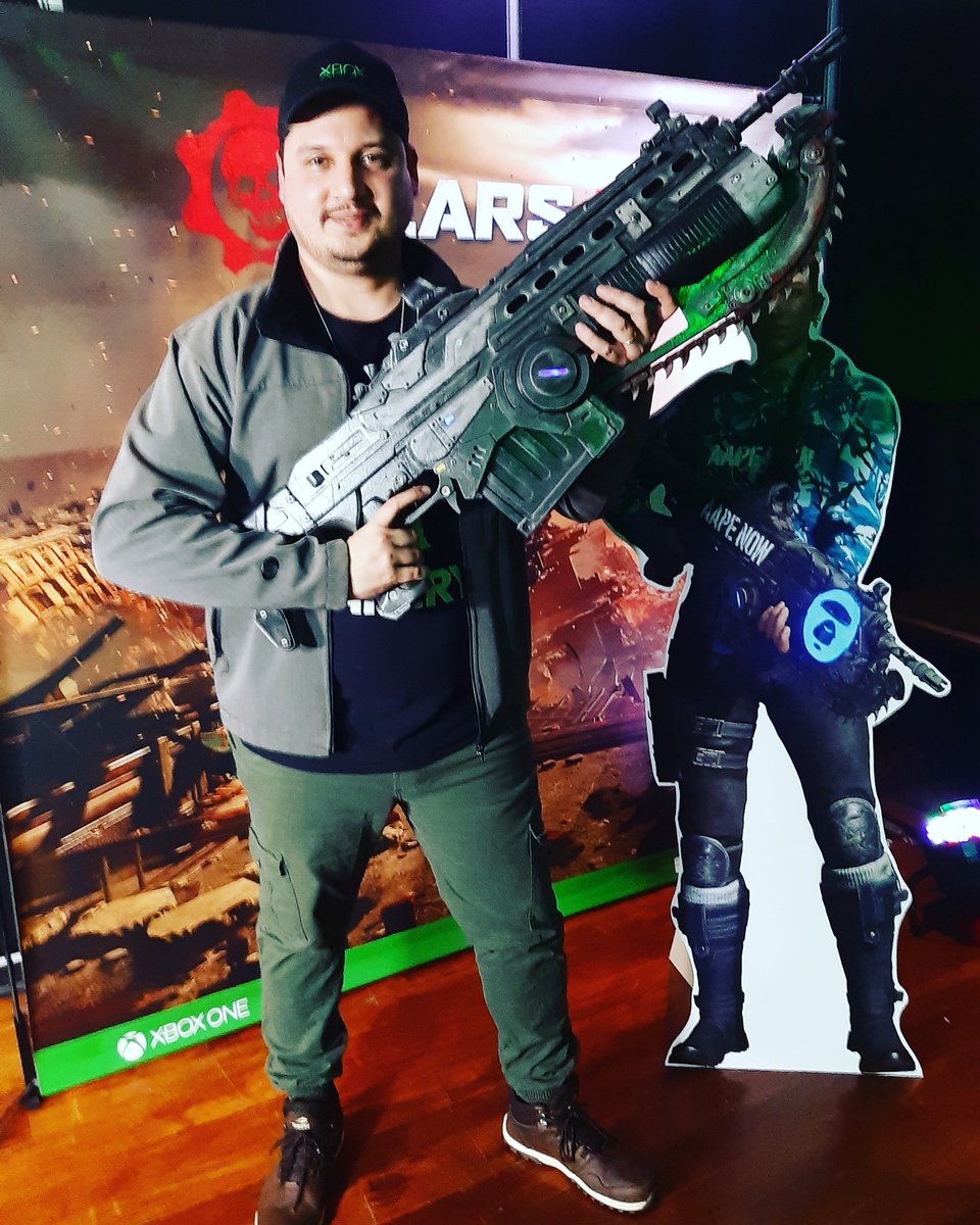 AdrianGLZ's tweet photo. Celebrando #Xbox20 @XboxArg lanzamiento @GearsLATAM @GearsofWar https://t.co/iphyKwNeeg