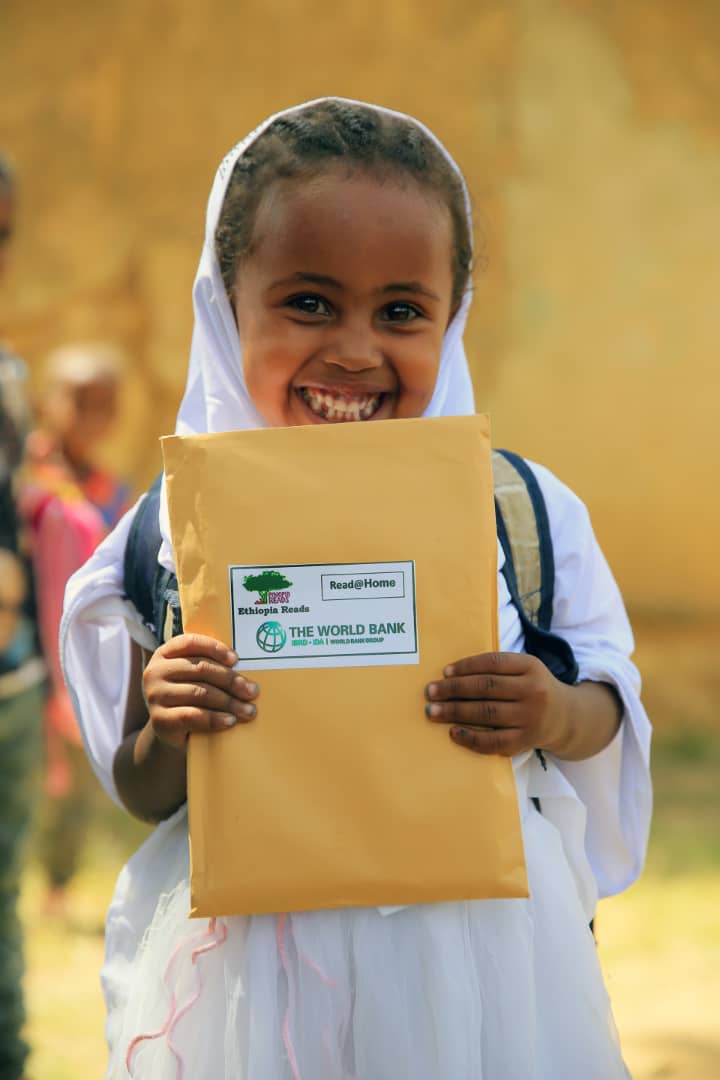 EthiopiaReads's tweet photo. We dare you not to smile after seeing how happy this girl is, with her packet of books just given to 5000 displaced families in Gorsum, East Hararghe! #ተስፋ #ደስታ Thks @WB_Ethiopia @WBG_Education @OpenHeartsBigD1 @YaredShumete photo #ThoseWhoReadBloom #የሚያነቡያብባሉ https://t.co/RiDQp51Fkp