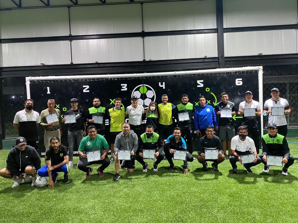 rmacademia04's tweet photo. Contenido:
1️⃣. La función de la competición como formación del jugador. 
2️⃣. Metodología aplicada a la formación del entrenador. 

#AcademiaRafaMarquez #4ctitud #RM4 ⚽️ https://t.co/n3CD0DhEMk