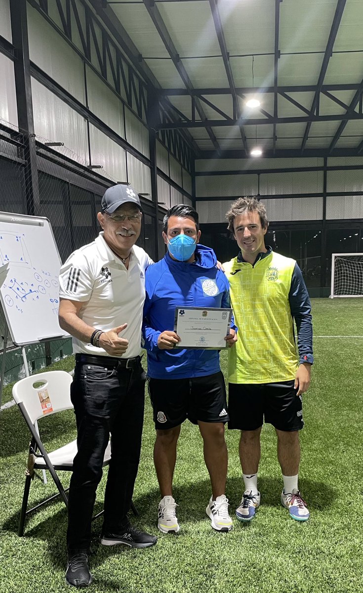 rmacademia04's tweet photo. Contenido:
1️⃣. La función de la competición como formación del jugador. 
2️⃣. Metodología aplicada a la formación del entrenador. 

#AcademiaRafaMarquez #4ctitud #RM4 ⚽️ https://t.co/n3CD0DhEMk
