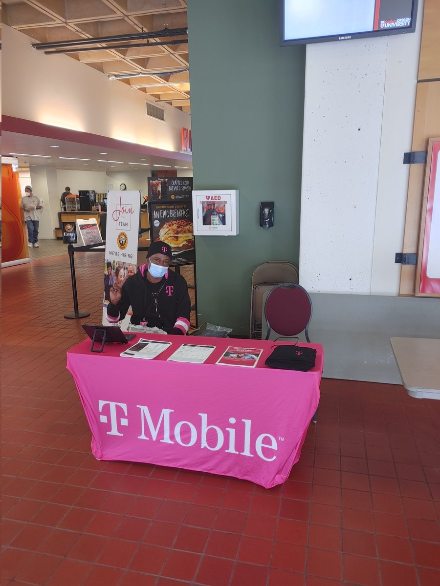 dennison_derek's tweet photo. Alright #SouthernOregonUniversity Hometown Expert Joel and I are here for your cell phone needs! #SoU #BestInWireless #UnCarrier https://t.co/GEcoQ22NvH