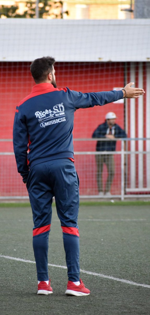 Los entrenadores estamos supeditados al resultado y/u opinión del entorno cuando sólo deberíamos estar supeditados al valor de nuestro trabajo. Suerte que aún hay clubes que dejan trabajar y tienen paciencia sabiendo valorar otras cosas. 
Ser entrenador también es una profesión.