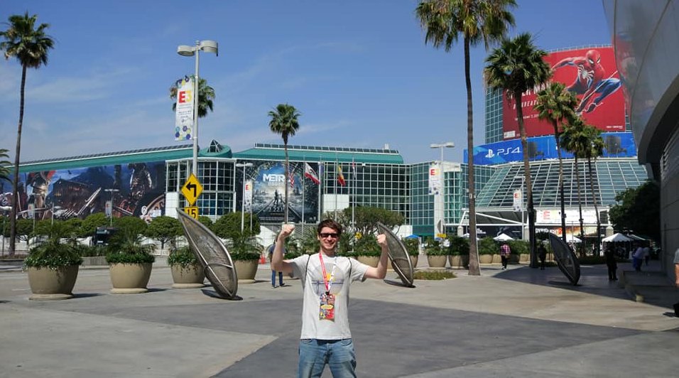 daniherter's tweet photo. 20 años de Xbox. Me vienen varios recuerdos: tardes de Halo y Fuzion Frenzy con amigos, primeras partidas en Xbox Live a la demo de MotoGP, Fable, KOTOR, el gameplay de Halo 2 en el E3 de 2003, Ninja Gaiden, Gears of War... pero sobre todo (continúa👇) https://t.co/Cy2iBF5m7i
