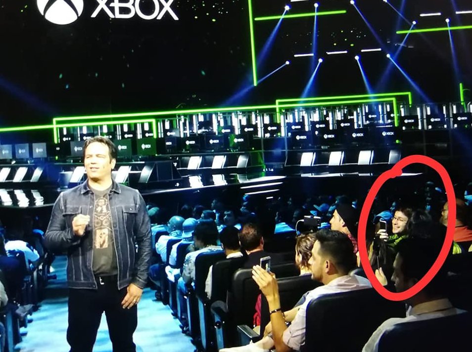 daniherter's tweet photo. 20 años de Xbox. Me vienen varios recuerdos: tardes de Halo y Fuzion Frenzy con amigos, primeras partidas en Xbox Live a la demo de MotoGP, Fable, KOTOR, el gameplay de Halo 2 en el E3 de 2003, Ninja Gaiden, Gears of War... pero sobre todo (continúa👇) https://t.co/Cy2iBF5m7i
