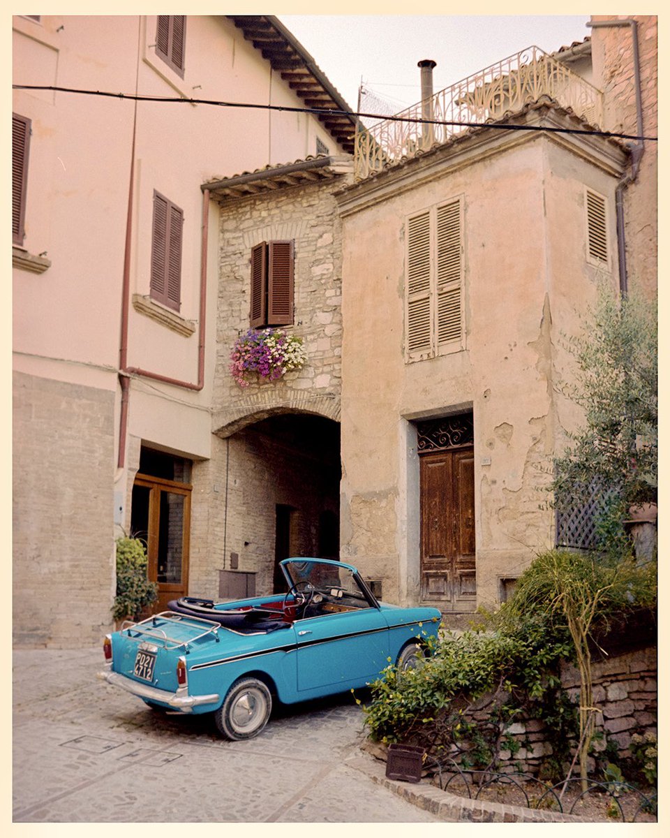 Uale88's tweet photo. Streets of Spello, Italy 🇮🇹 https://t.co/jisnv0xUVn