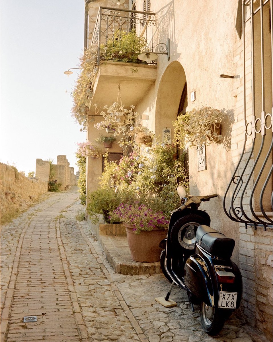 Uale88's tweet photo. Streets of Spello, Italy 🇮🇹 https://t.co/jisnv0xUVn