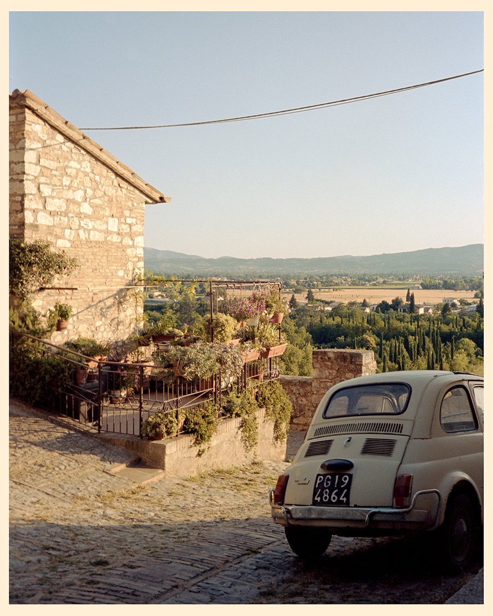 Uale88's tweet photo. Streets of Spello, Italy 🇮🇹 https://t.co/jisnv0xUVn
