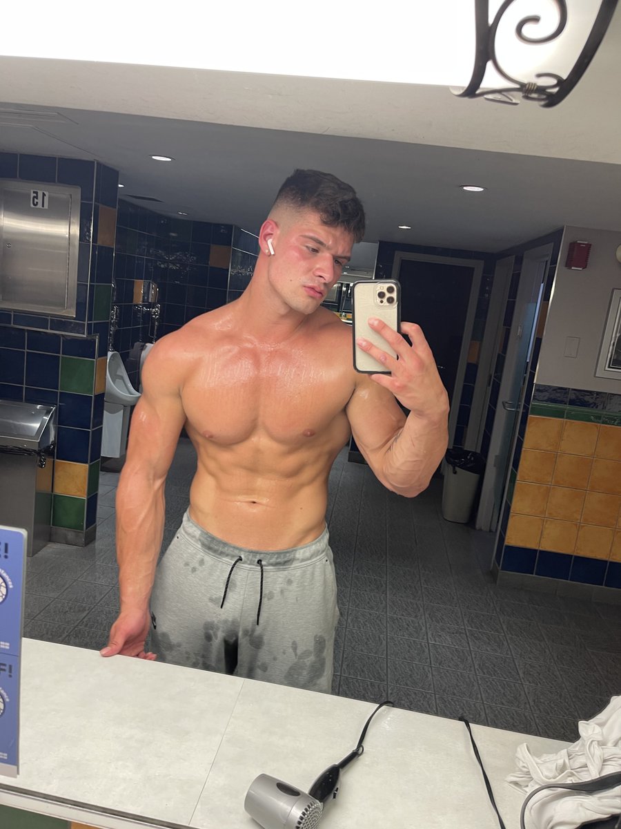 Malik_Delgaty's tweet photo. Sweaty from the gym... Now it's my turn to make you sweat 💦😈 https://t.co/1e3BDf9DWY